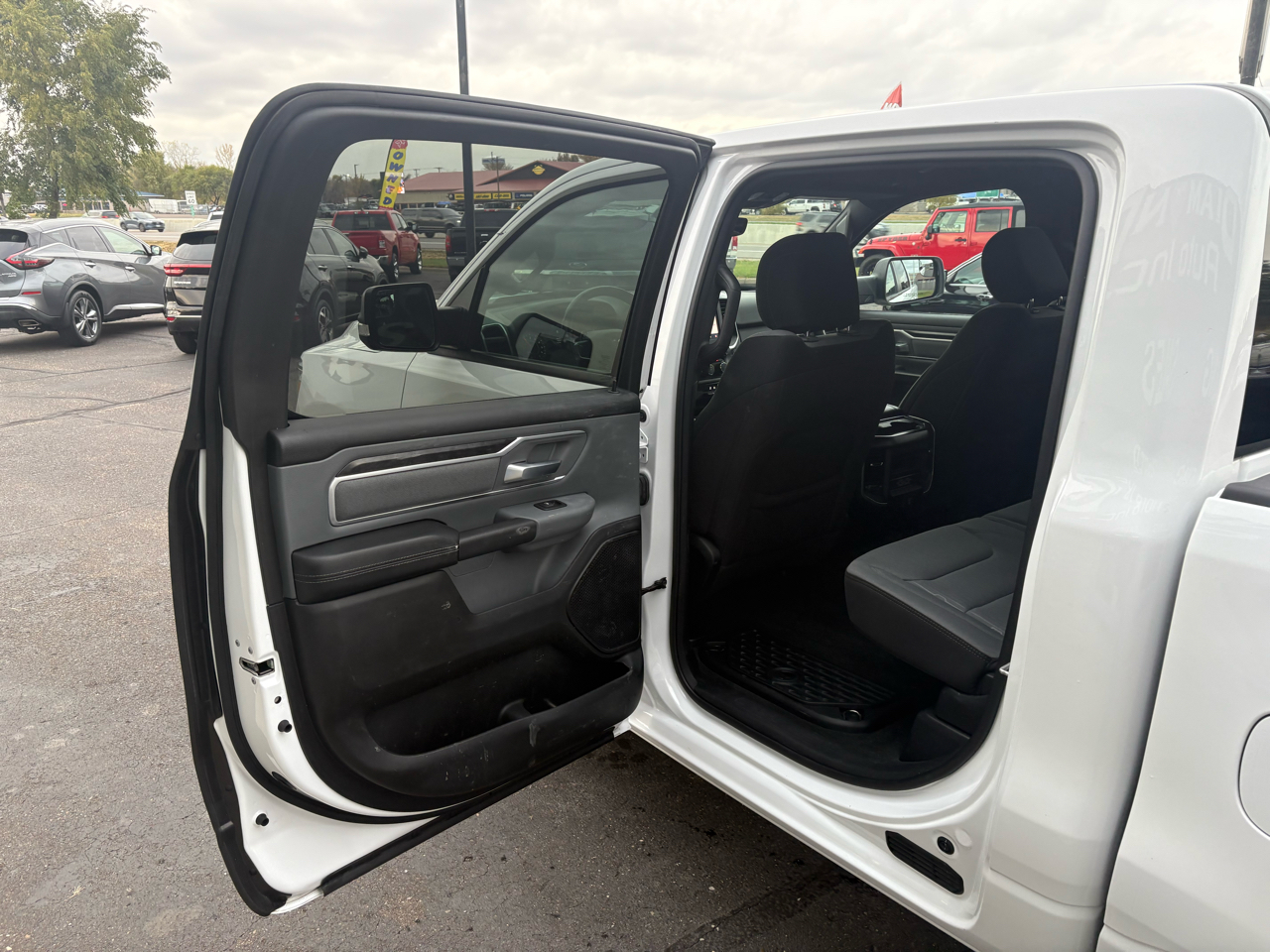 RAM 1500 Big Horn 4x4 Crew Cab 5'7" Box 2022 RAM 1500 Big Horn 4x4 Crew Cab 5'7" Box 2022