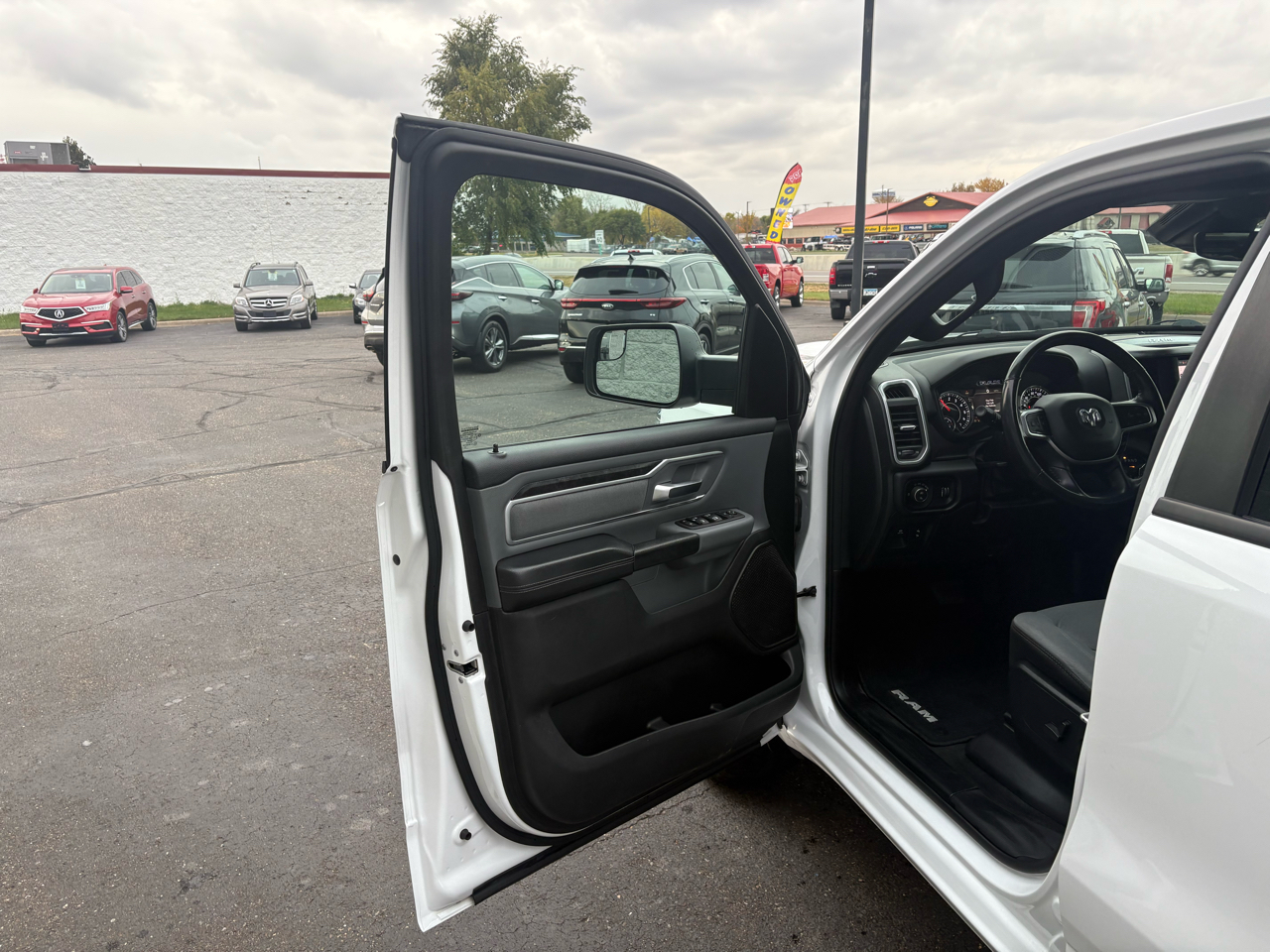 RAM 1500 Big Horn 4x4 Crew Cab 5'7" Box 2022 RAM 1500 Big Horn 4x4 Crew Cab 5'7" Box 2022