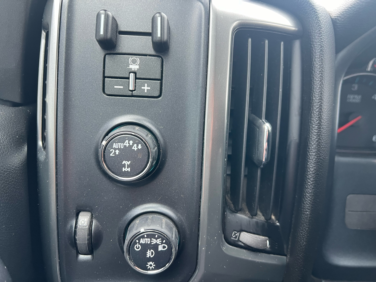 Chevrolet Silverado 1500 4WD Crew Cab 143.5" LT w/1LT 2018