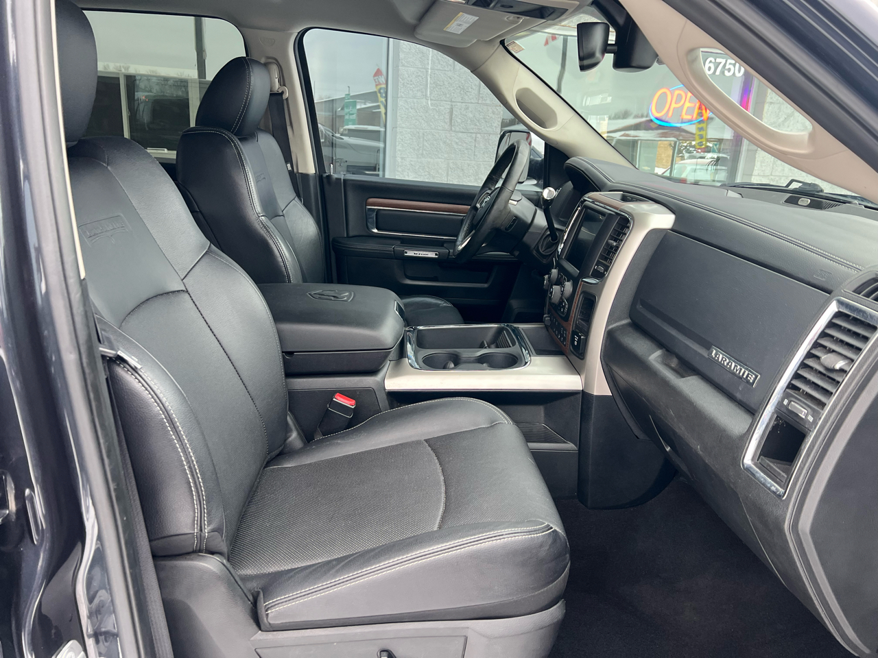 RAM 2500 Laramie 4x4 Mega Cab 6'4" Box 2017