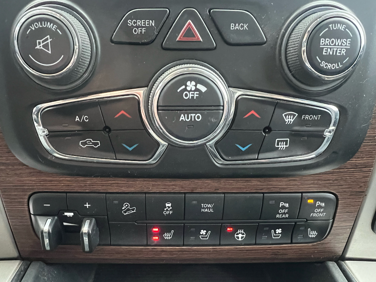 RAM 2500 Laramie 4x4 Mega Cab 6'4" Box 2017