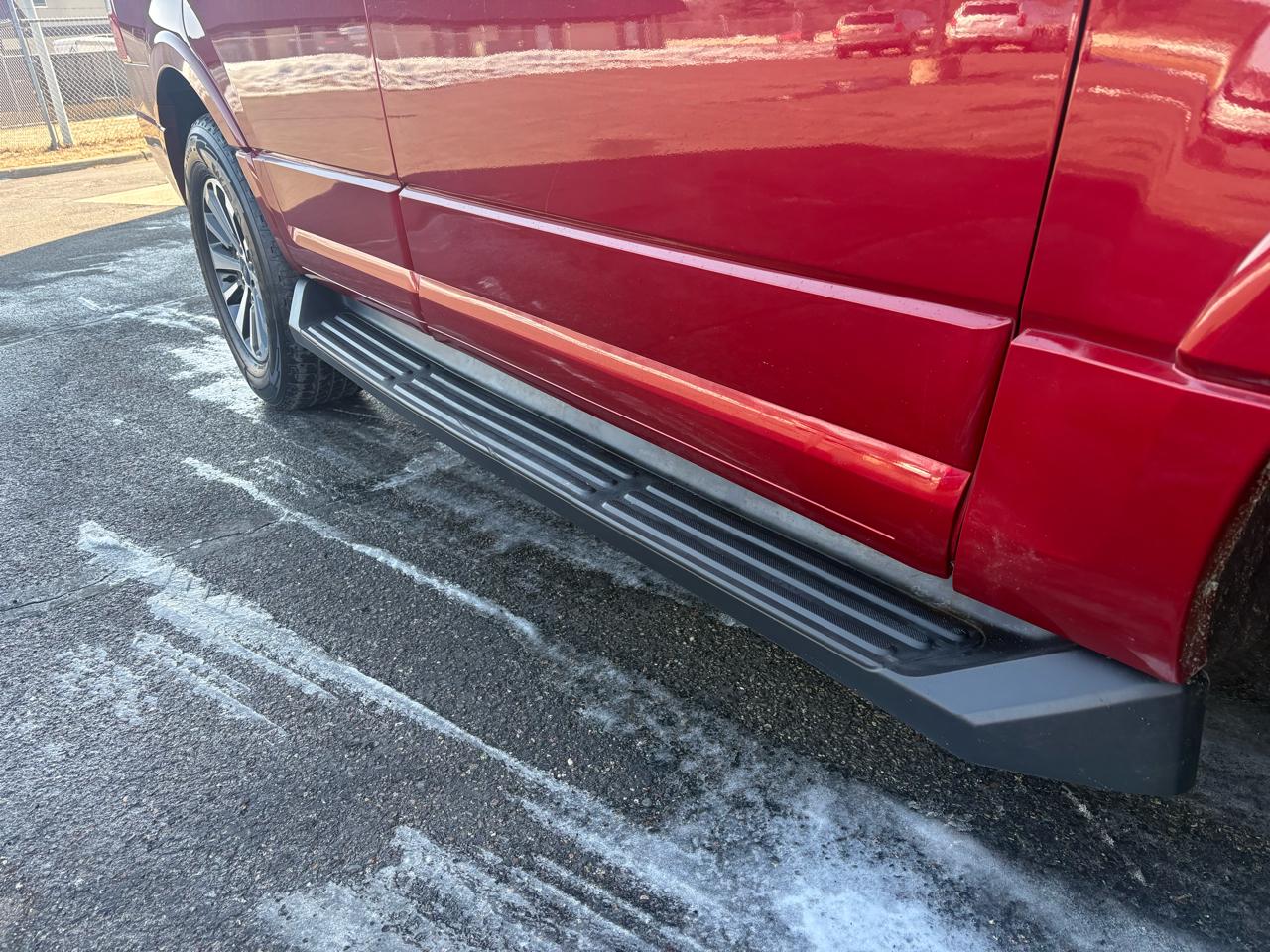 Ford Expedition 4dr XLT 4WD 2015