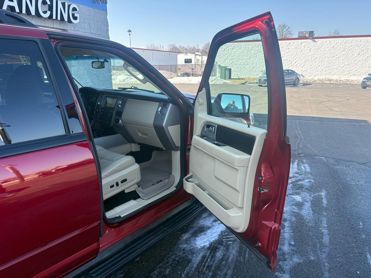 Ford Expedition 4dr XLT 4WD 2015