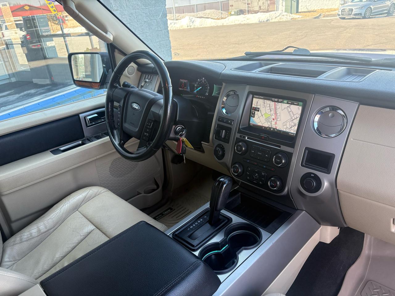 Ford Expedition 4dr XLT 4WD 2015