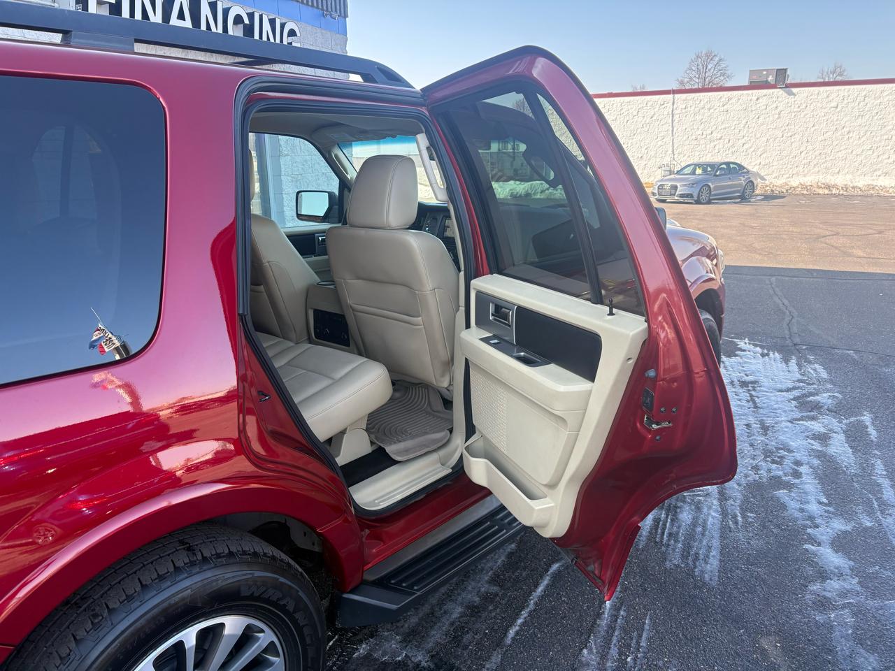 Ford Expedition 4dr XLT 4WD 2015