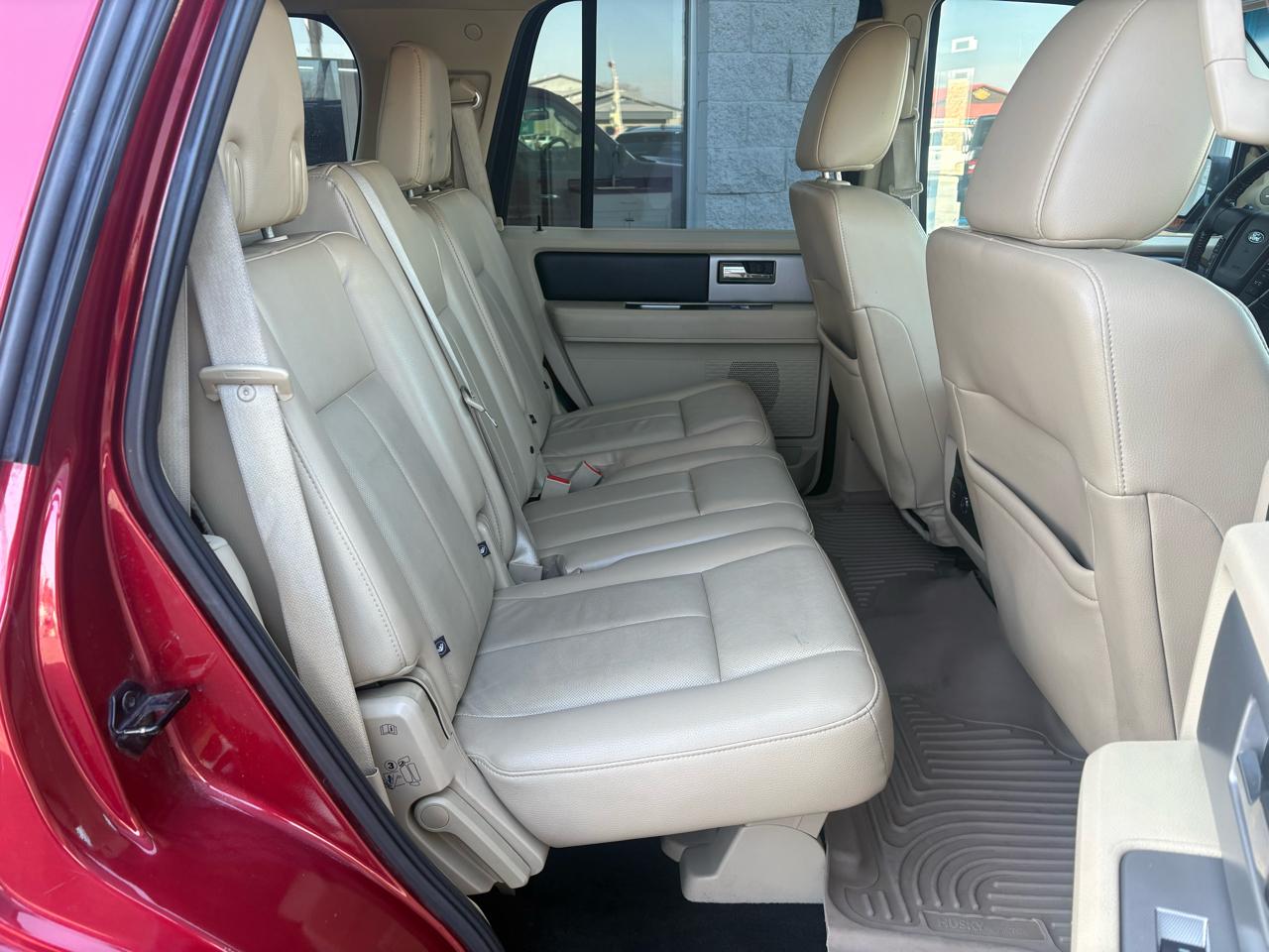 Ford Expedition 4dr XLT 4WD 2015