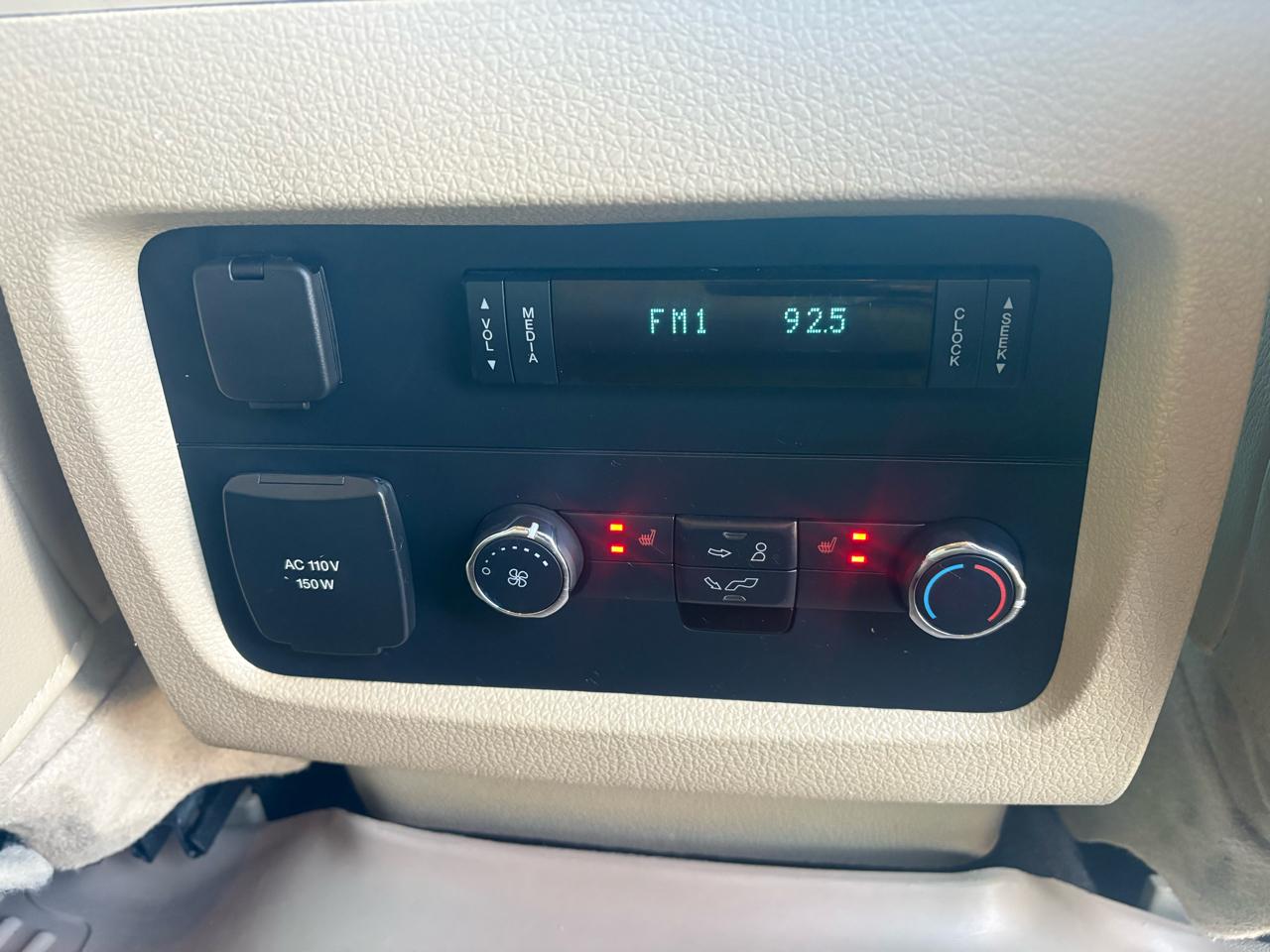 Ford Expedition 4dr XLT 4WD 2015