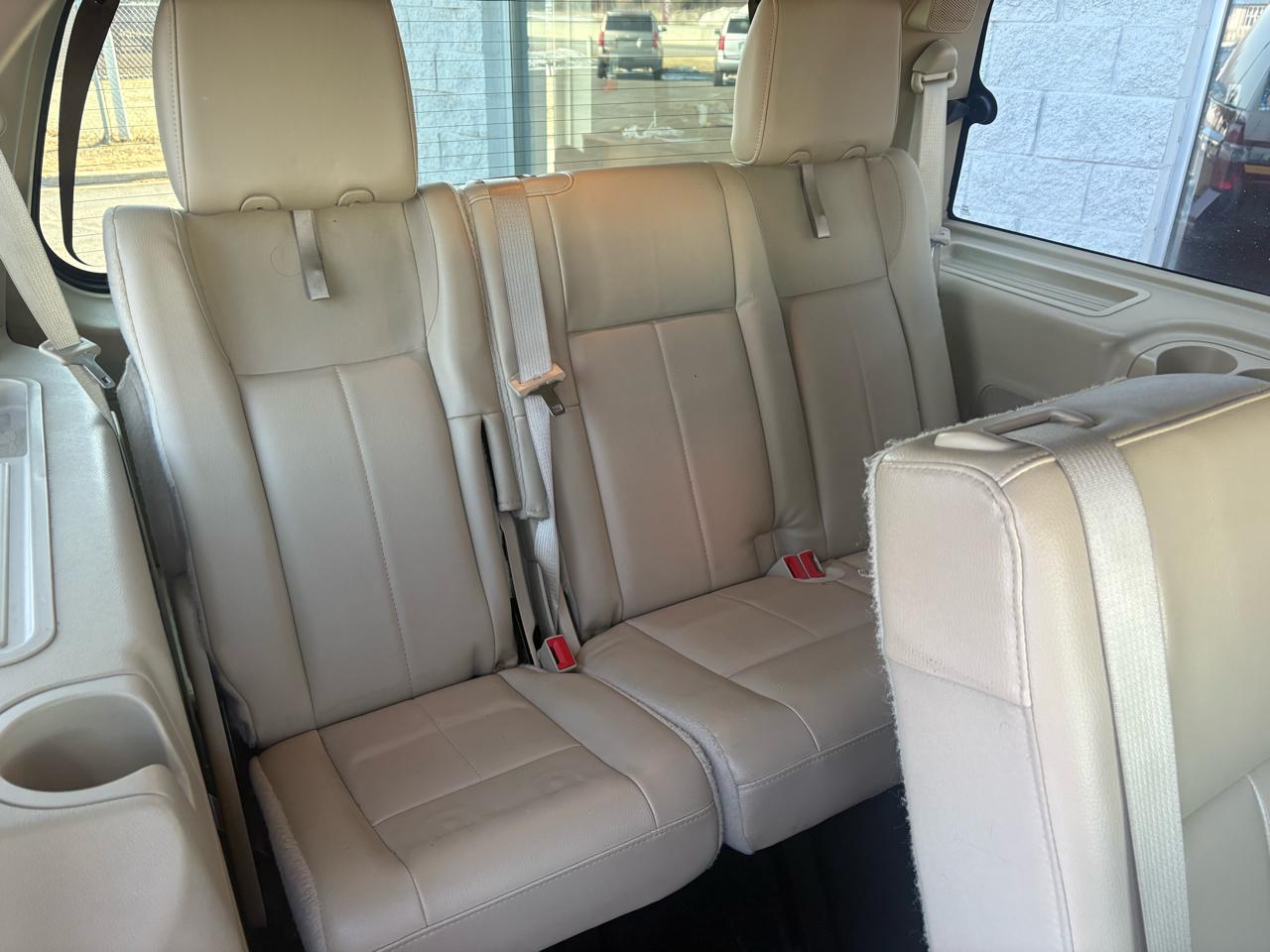 Ford Expedition 4dr XLT 4WD 2015