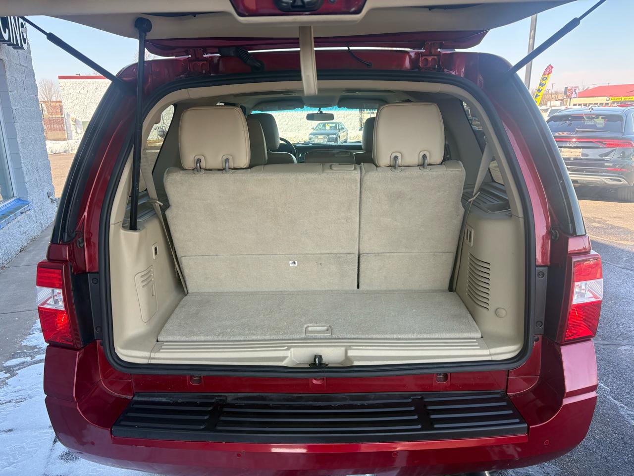 Ford Expedition 4dr XLT 4WD 2015