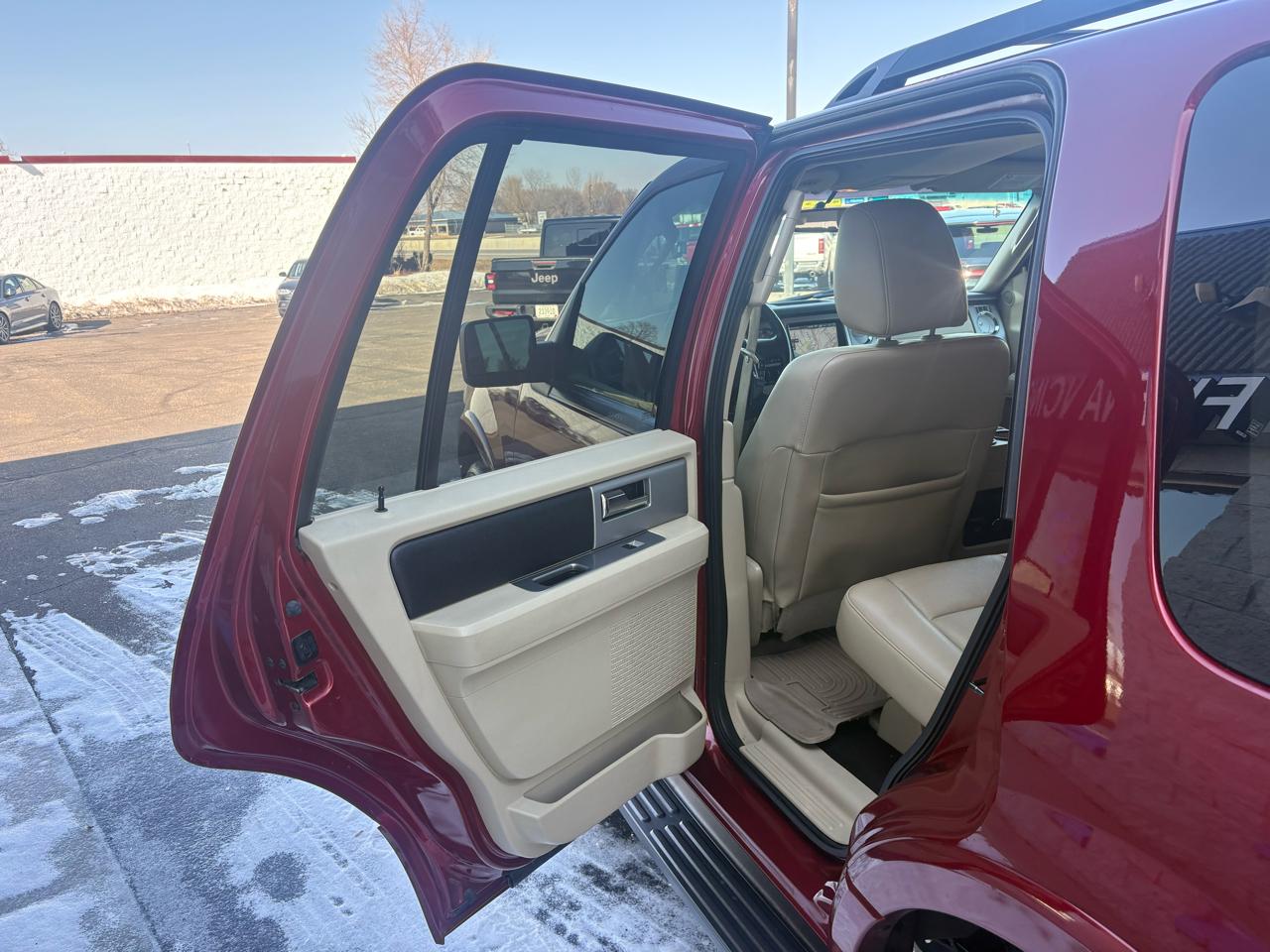 Ford Expedition 4dr XLT 4WD 2015