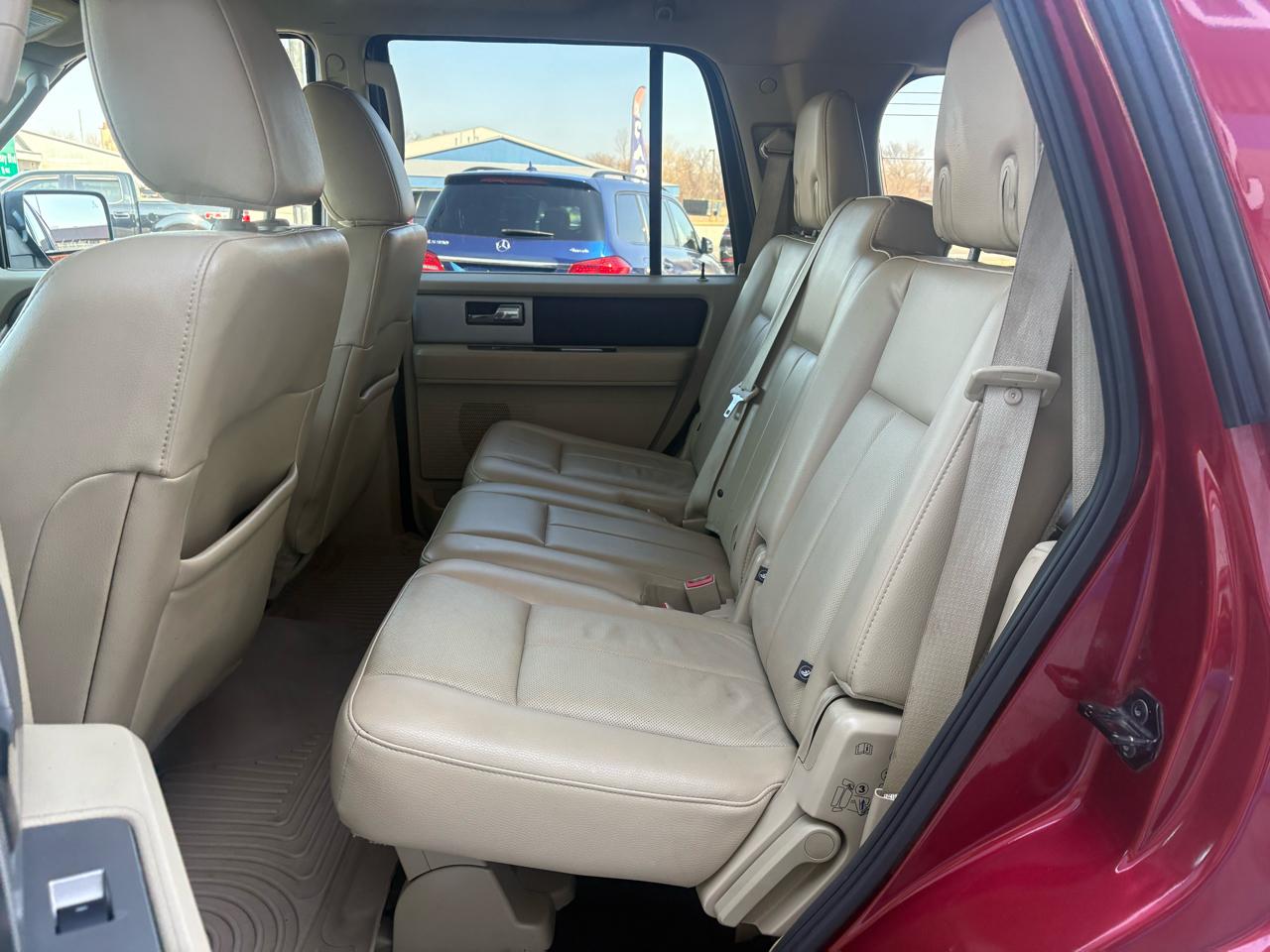 Ford Expedition 4dr XLT 4WD 2015