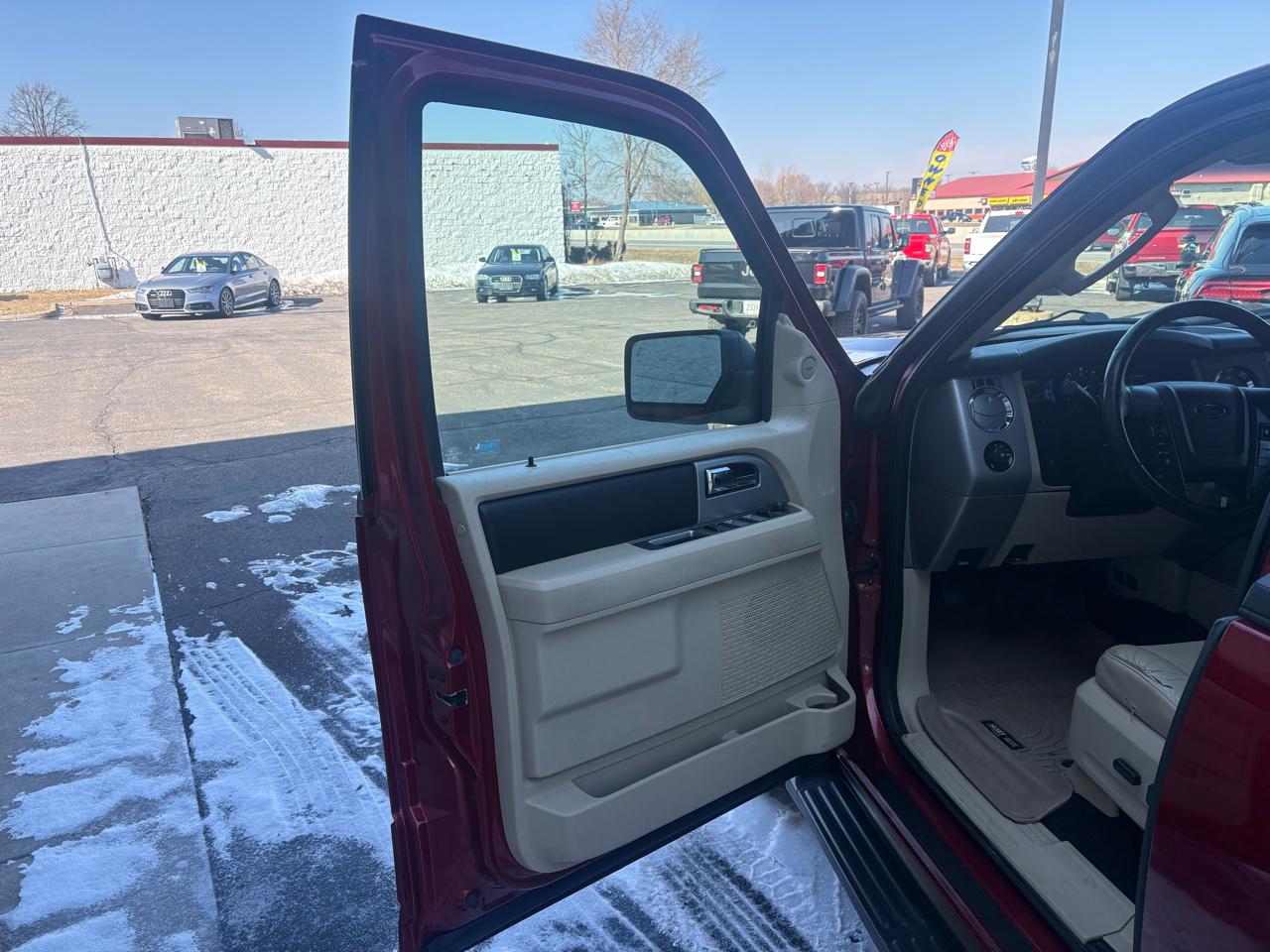 Ford Expedition 4dr XLT 4WD 2015