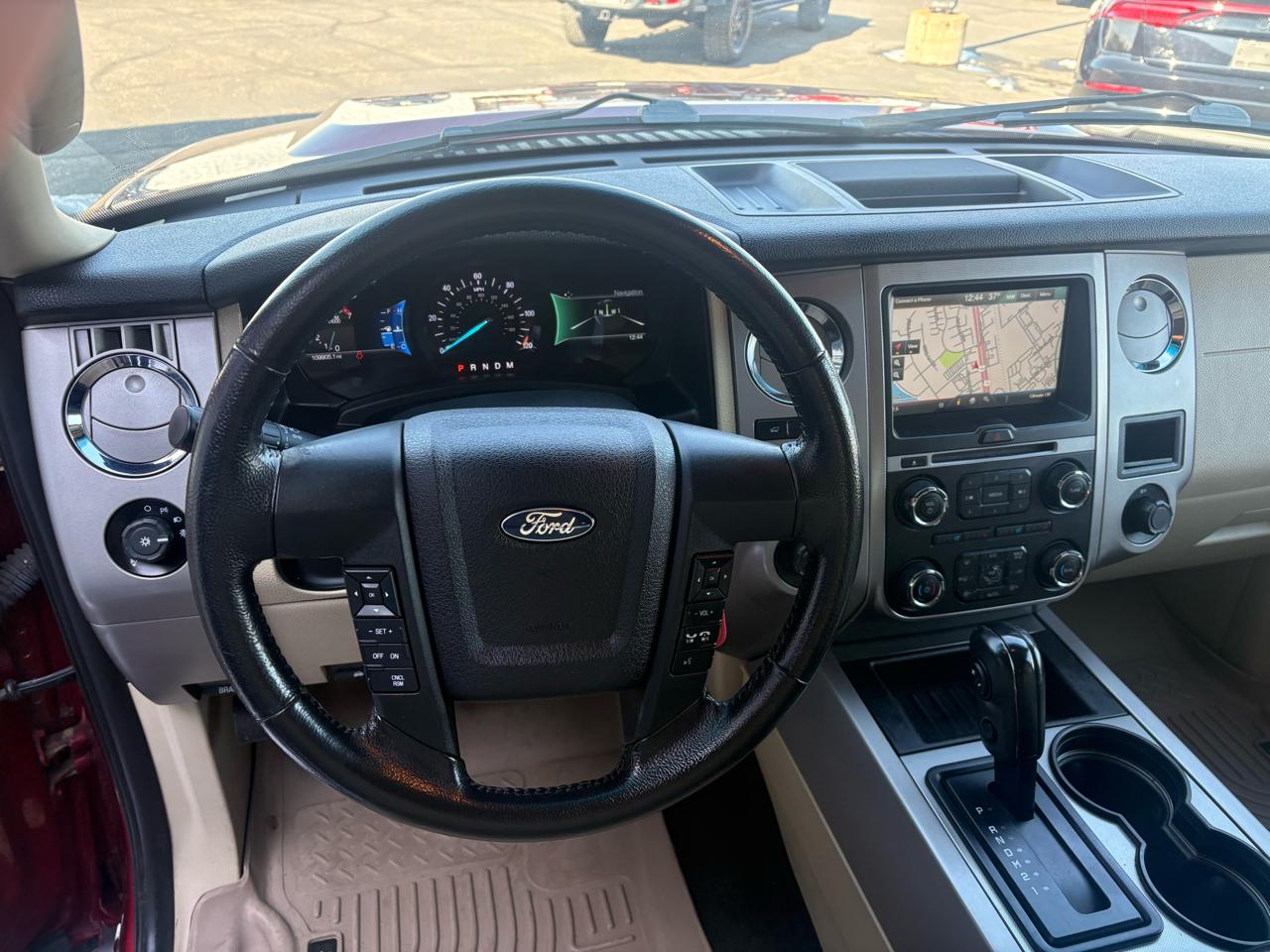 Ford Expedition 4dr XLT 4WD 2015