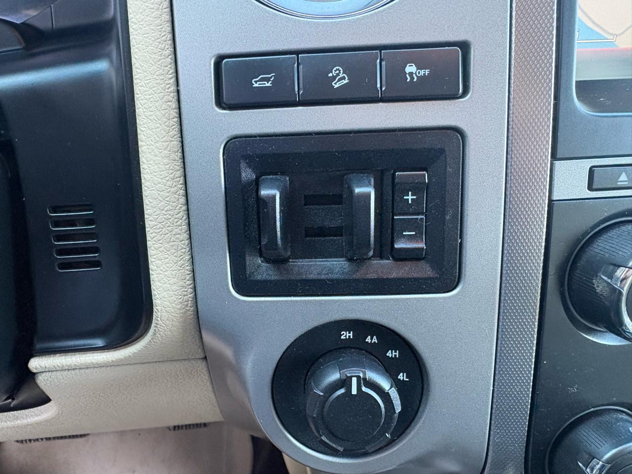 Ford Expedition 4dr XLT 4WD 2015