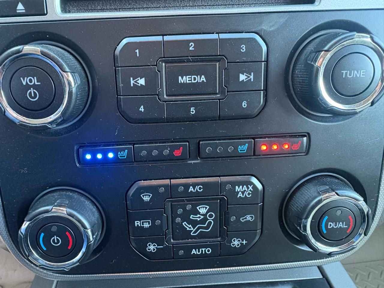 Ford Expedition 4dr XLT 4WD 2015