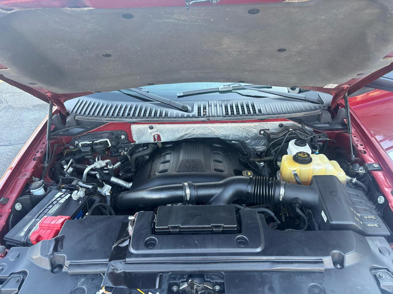 Ford Expedition 4dr XLT 4WD 2015