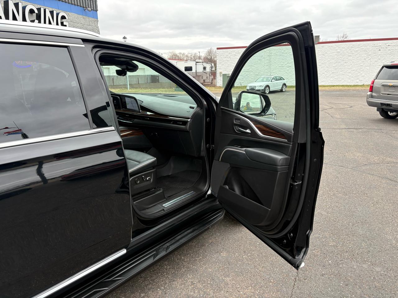 Cadillac Escalade ESV 4WD 4dr Premium Luxury 2023