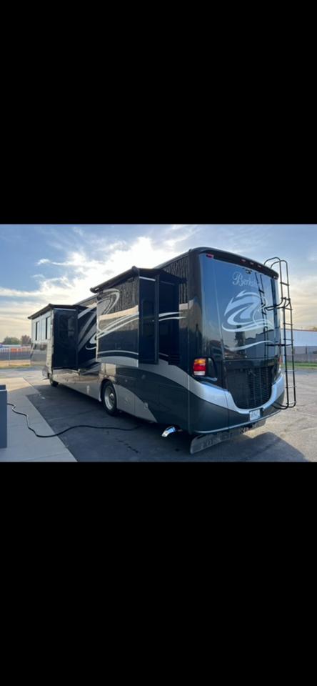 Forest River Berkshire  2011