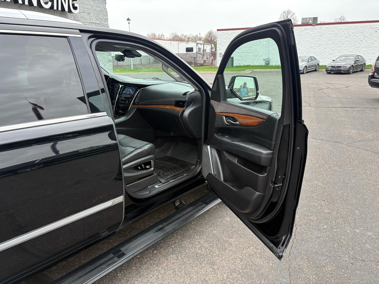 Cadillac Escalade ESV 4WD 4dr Premium Luxury 2017