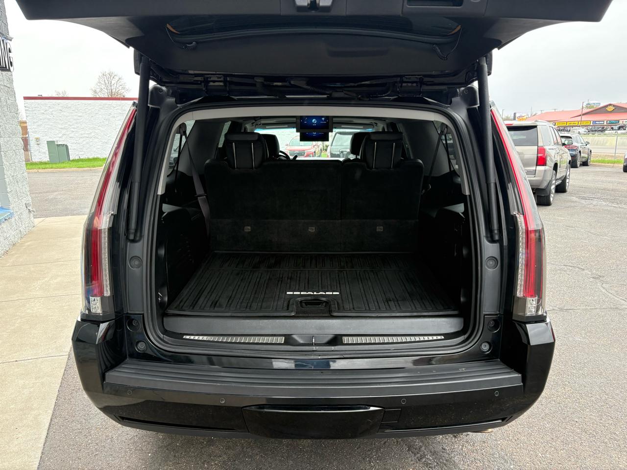 Cadillac Escalade ESV 4WD 4dr Premium Luxury 2017