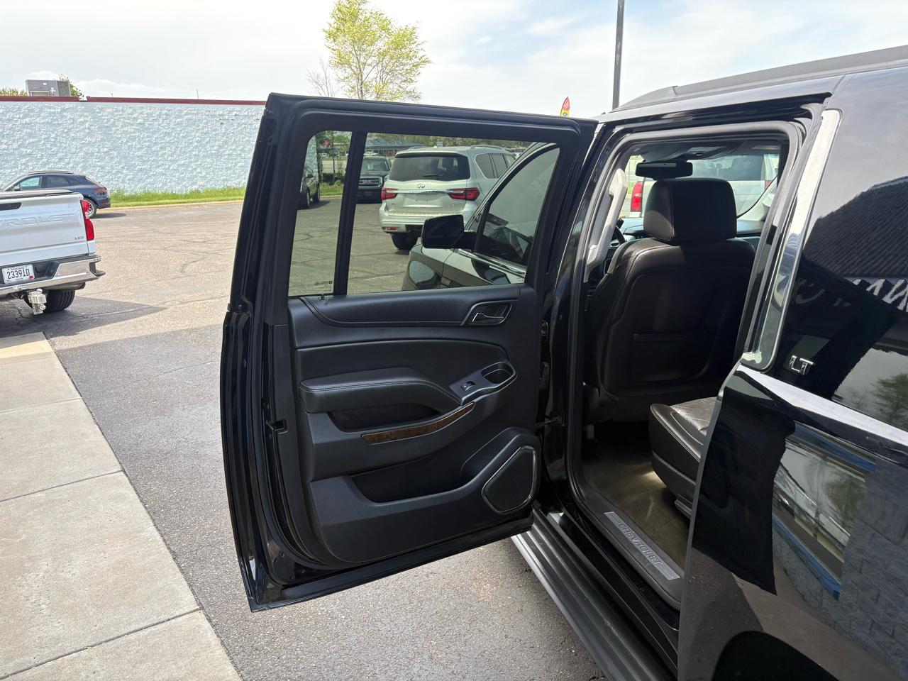 Chevrolet Suburban 4WD 4dr LT 2015
