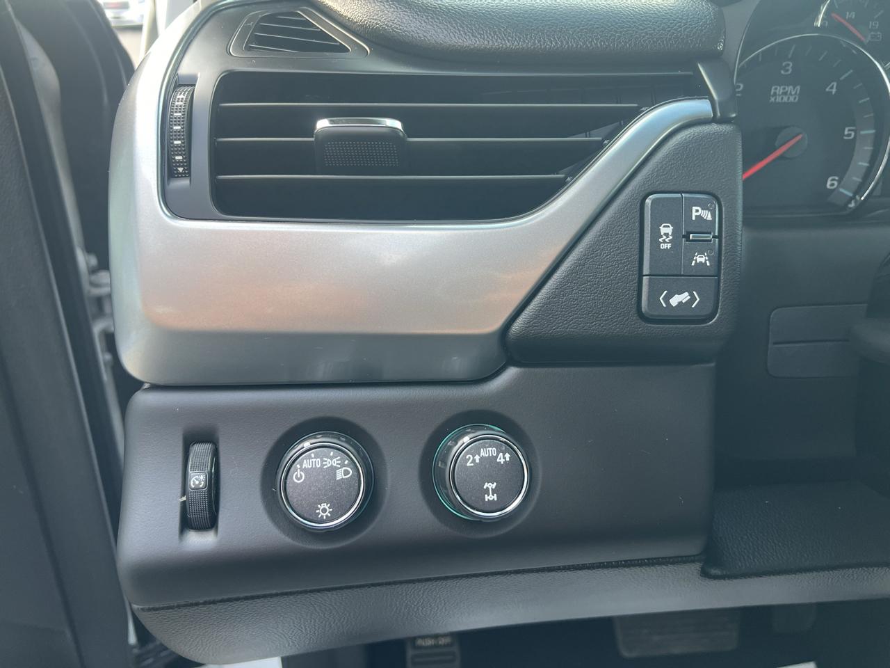 Chevrolet Suburban 4WD 4dr 1500 LT 2018