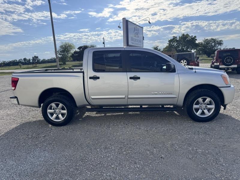Nissan Titan SV Crew Cab 4WD 2013