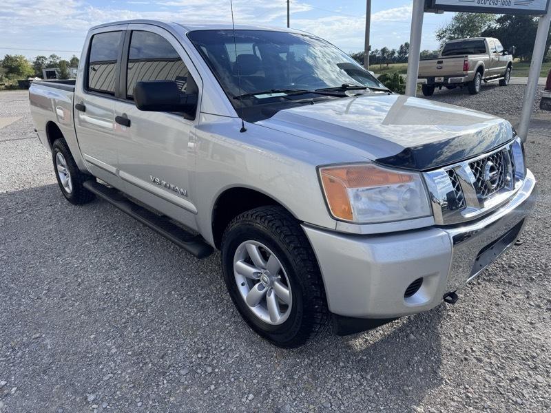 Nissan Titan SV Crew Cab 4WD 2013