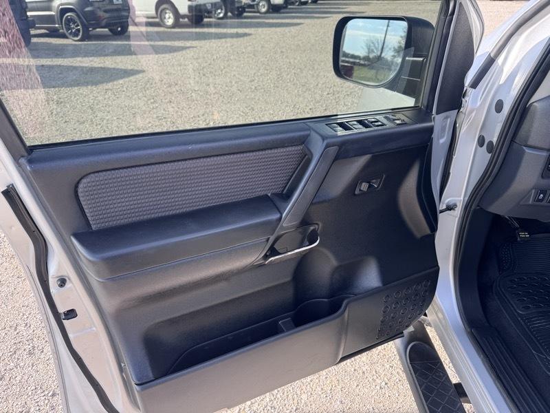Nissan Titan SV Crew Cab 4WD 2013