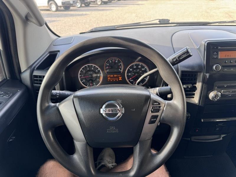 Nissan Titan SV Crew Cab 4WD 2013