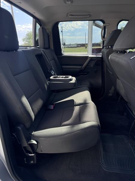 Nissan Titan SV Crew Cab 4WD 2013