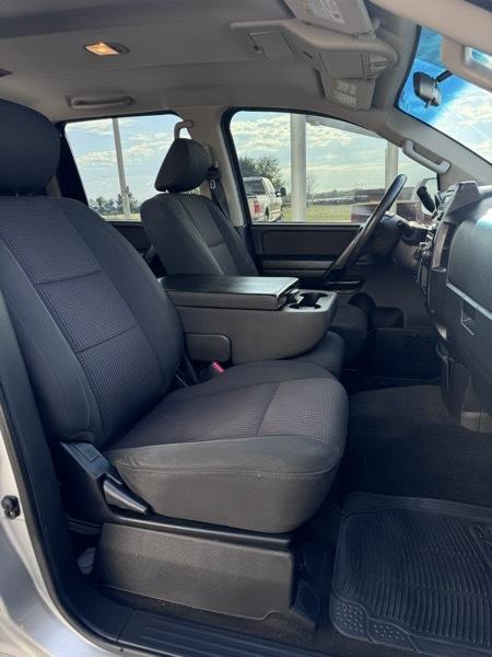 Nissan Titan SV Crew Cab 4WD 2013