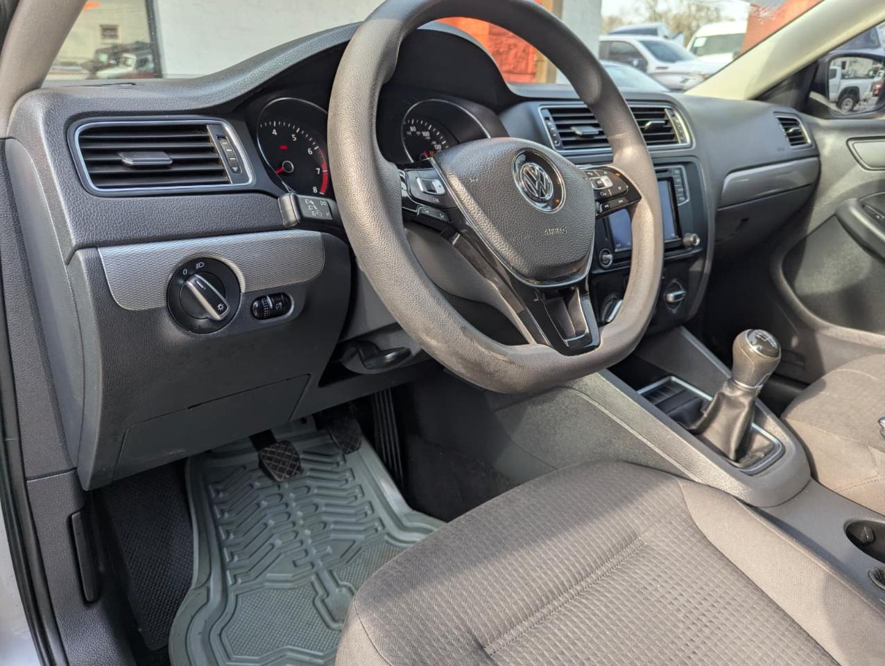 Volkswagen Jetta 1.4T SE 6A 2016