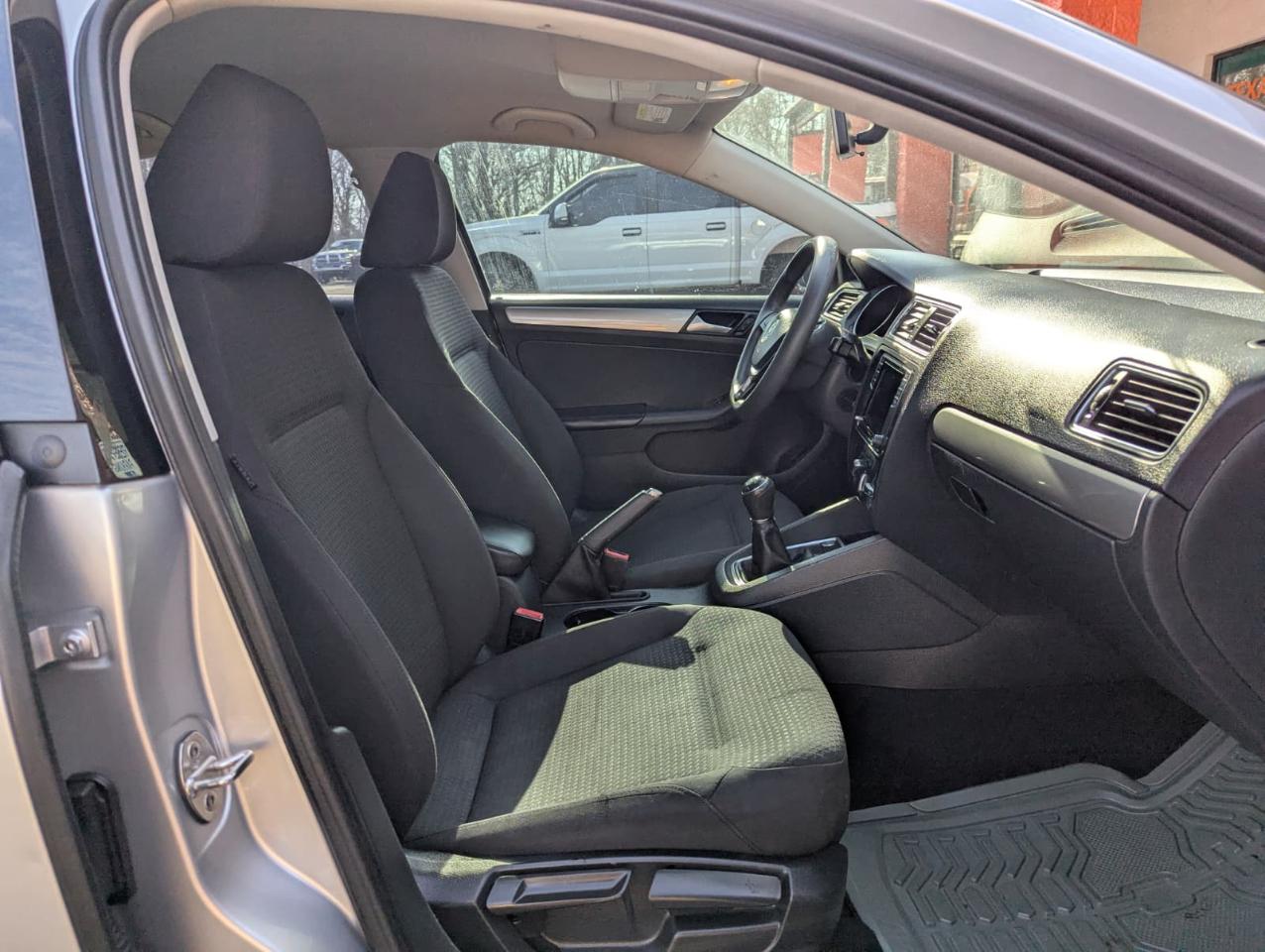 Volkswagen Jetta 1.4T SE 6A 2016