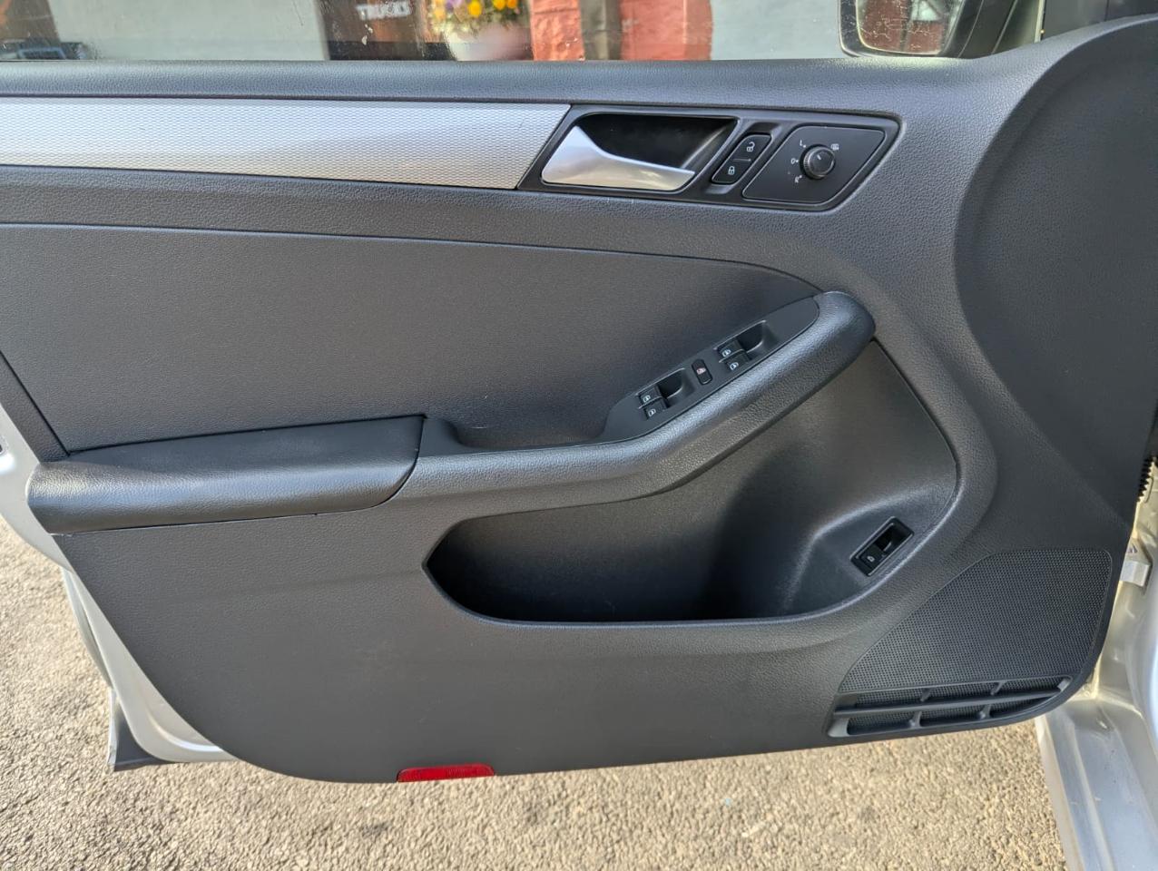 Volkswagen Jetta 1.4T SE 6A 2016