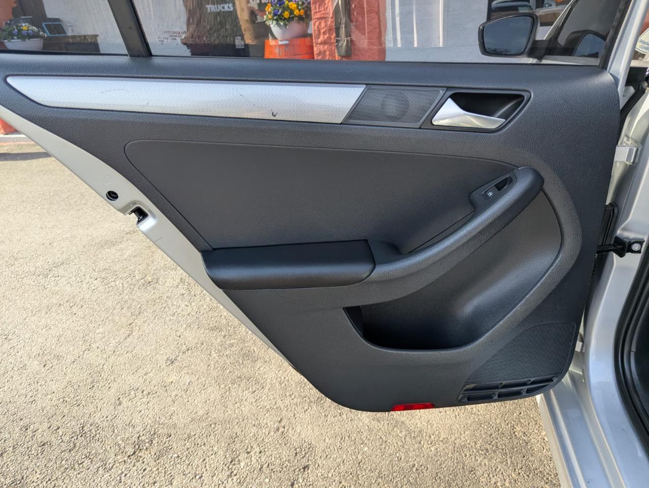 Volkswagen Jetta 1.4T SE 6A 2016