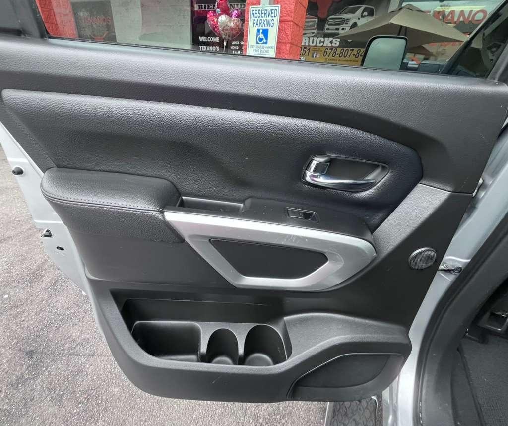 Nissan Titan SV Crew Cab 2WD 2017