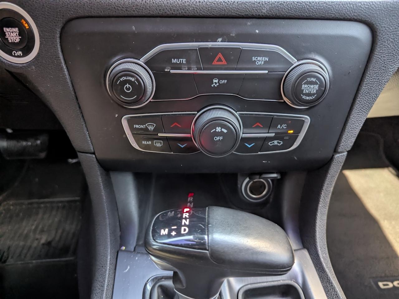 Dodge Charger SE 2017