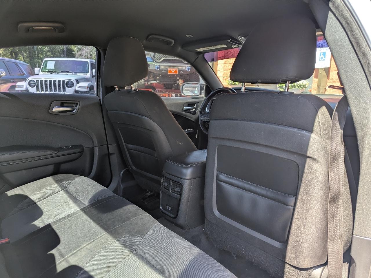 Dodge Charger SE 2017