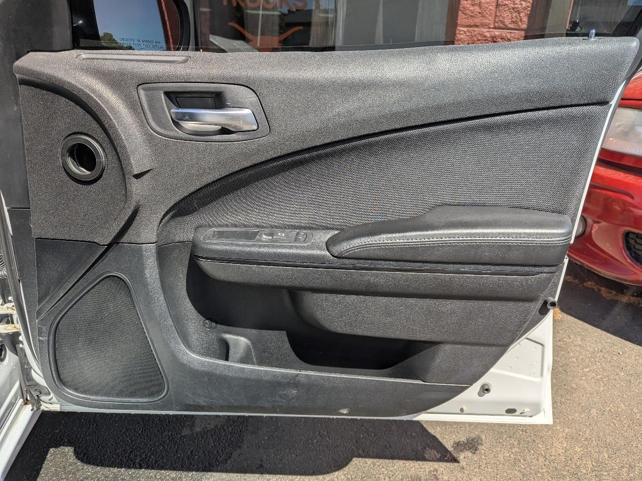 Dodge Charger SE 2017