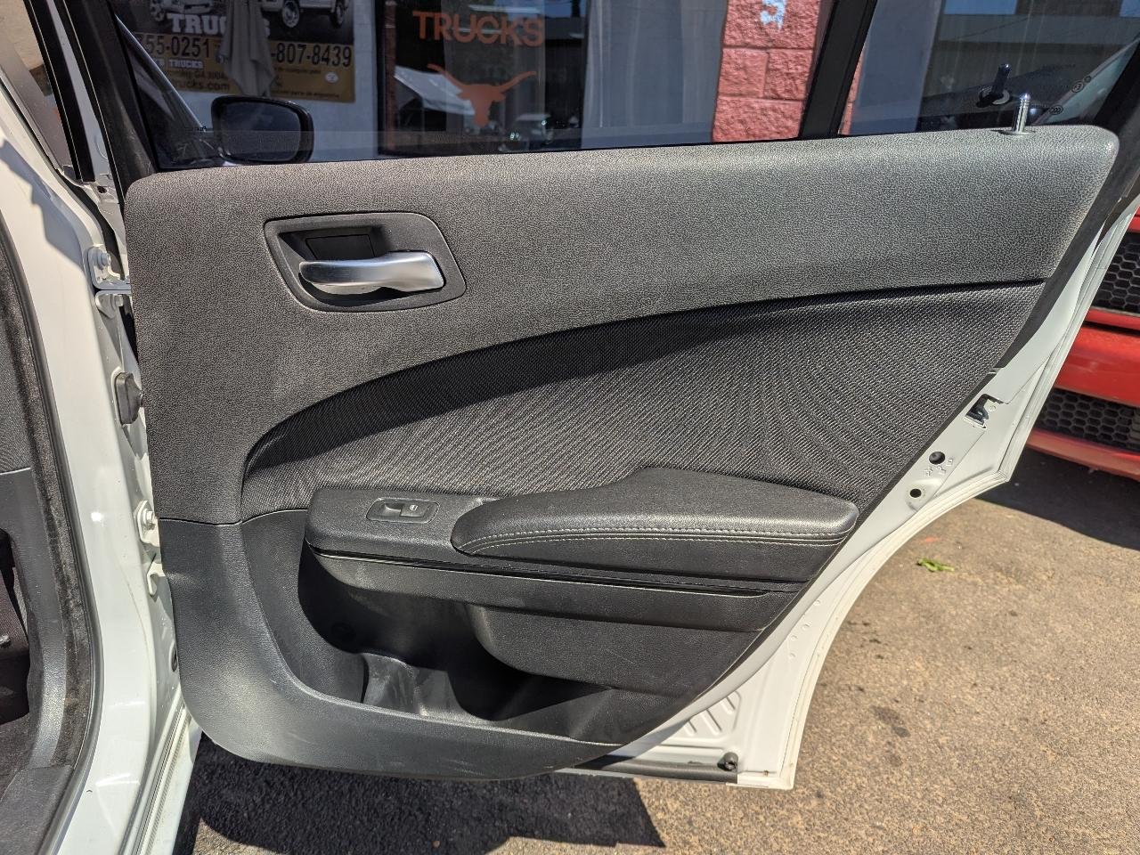 Dodge Charger SE 2017