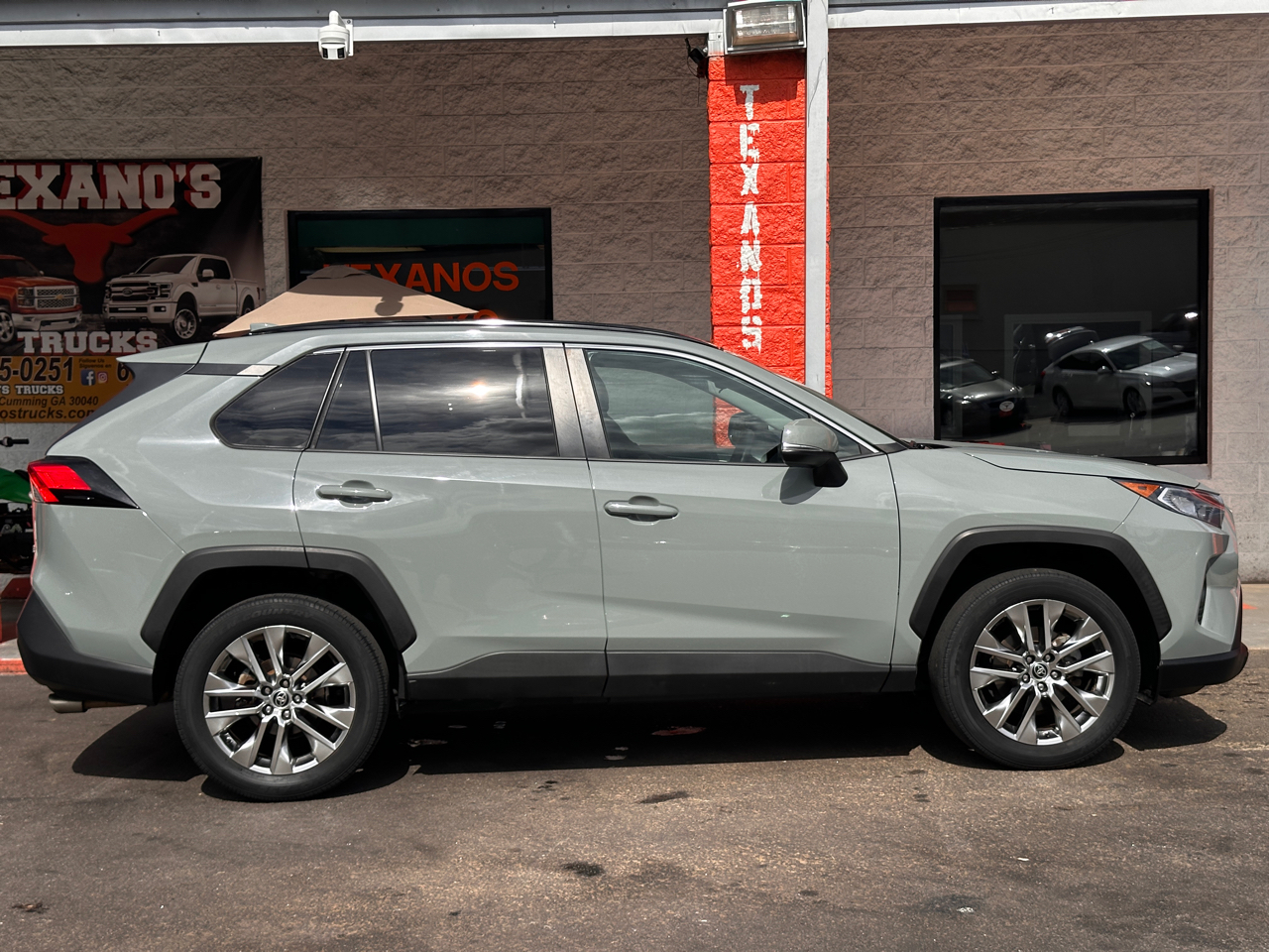 Toyota RAV4 XLE Premium FWD (Natl) 2021