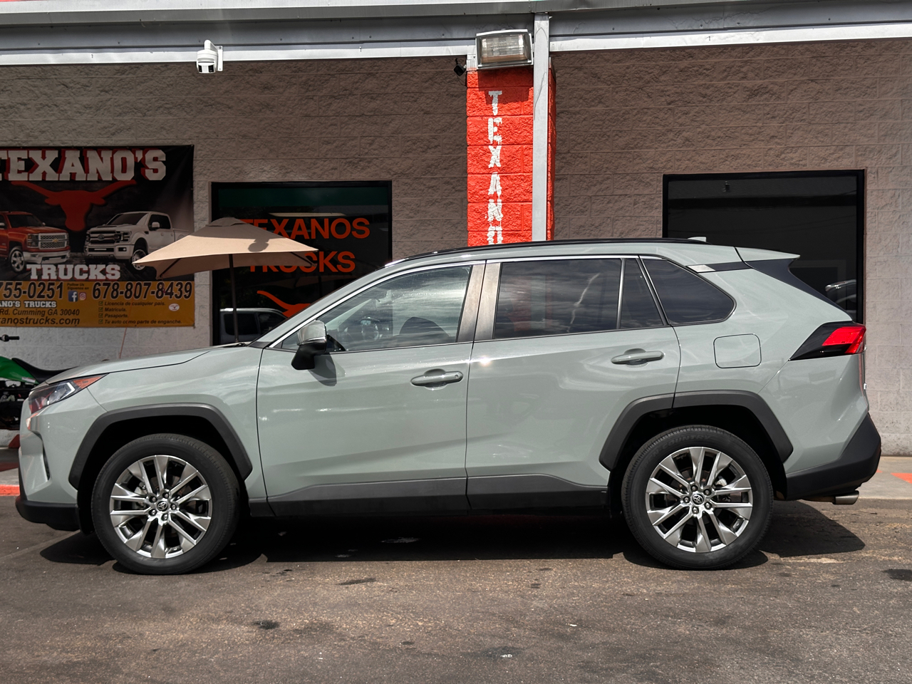 Toyota RAV4 XLE Premium FWD (Natl) 2021