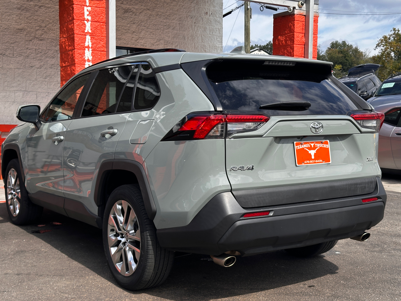 Toyota RAV4 XLE Premium FWD (Natl) 2021