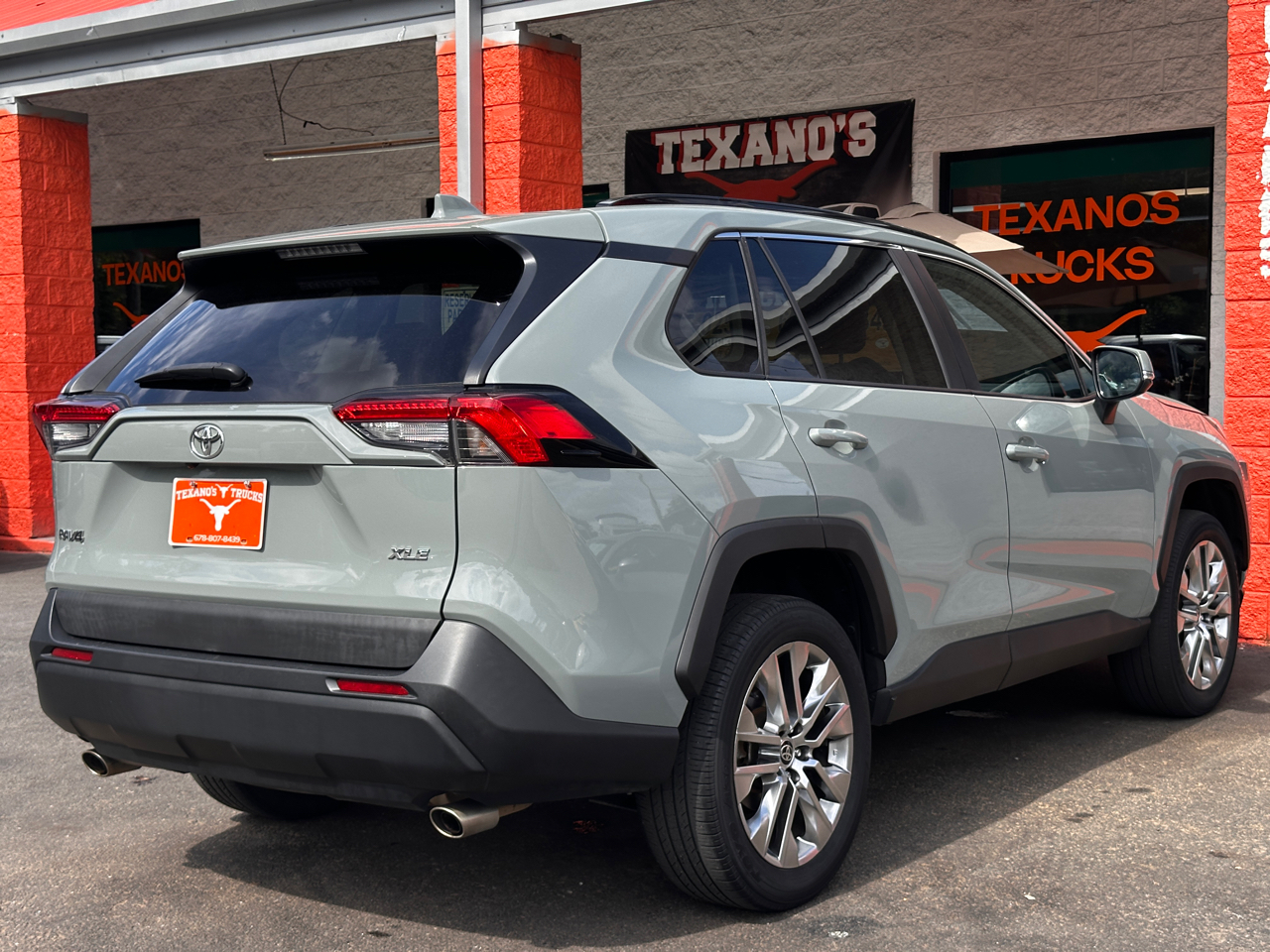 Toyota RAV4 XLE Premium FWD (Natl) 2021