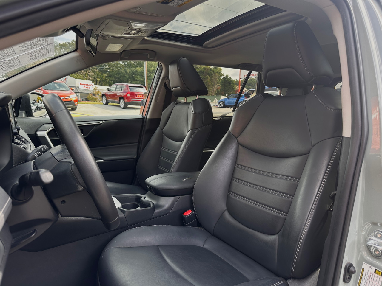 Toyota RAV4 XLE Premium FWD (Natl) 2021