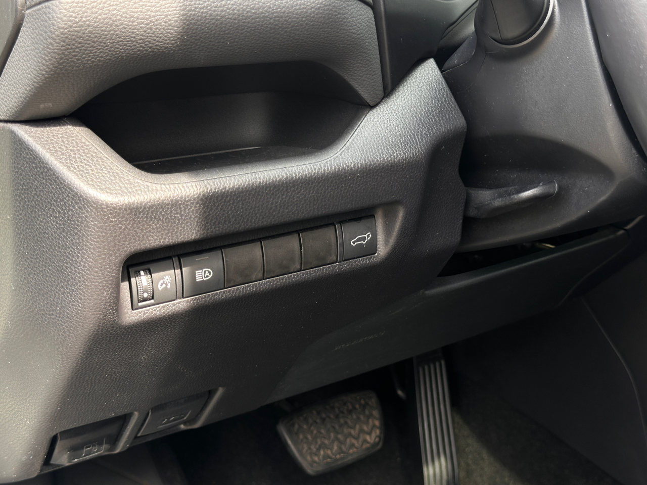 Toyota RAV4 XLE Premium FWD (Natl) 2021