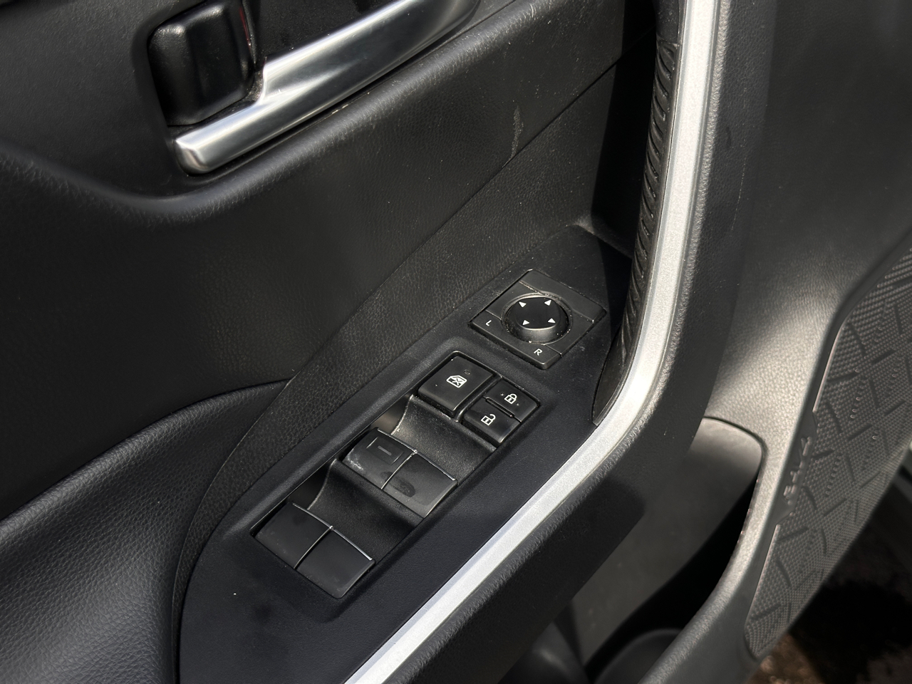 Toyota RAV4 XLE Premium FWD (Natl) 2021