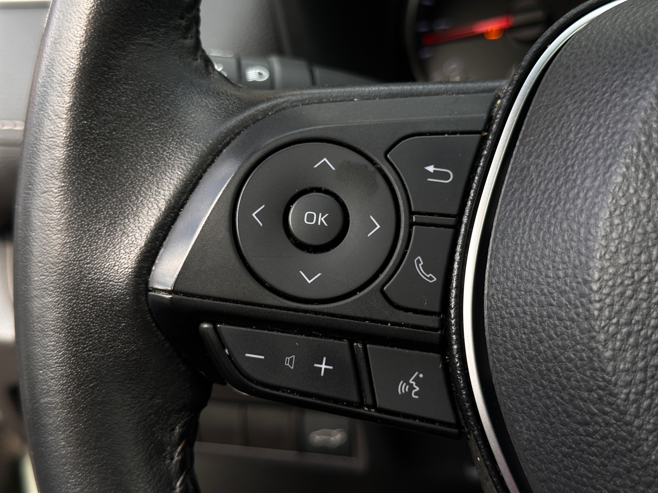 Toyota RAV4 XLE Premium FWD (Natl) 2021