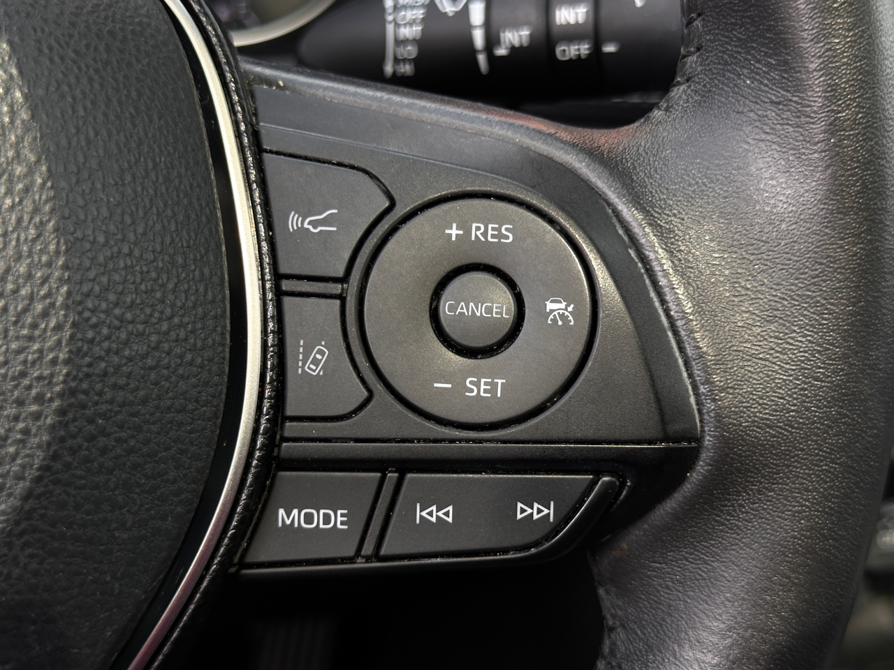 Toyota RAV4 XLE Premium FWD (Natl) 2021